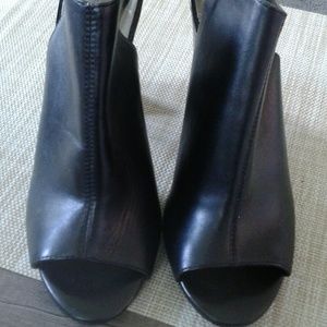 Tahari Sandals Black size 7.5